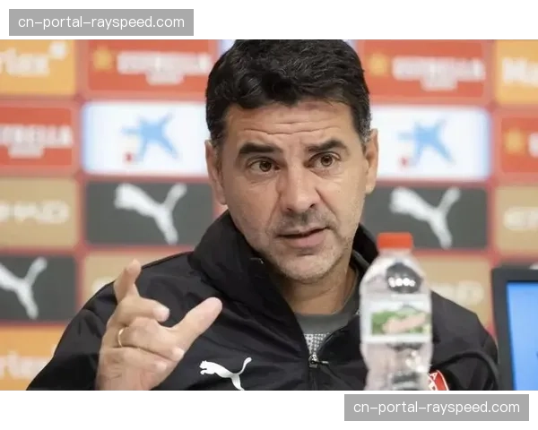 瞬间聚焦：终场哨响，率领赫罗纳锁定欧冠资格的米歇尔被球员高高抛起